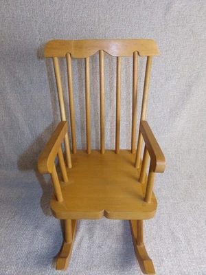 Pequeña mecedora muñeca/juguetes de madera maciza de 14"H X 7" W Foto 1 de 4