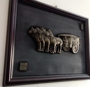 Chinesisches Bronze Flachrelief auf schwarzem Hintergrund gerahmt in braunem Holz 19. Jahrhundert - Bild 1 von 16