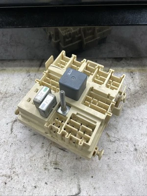 2003-2006 Chevy Silverado GMC Sierra Yukon Relay Junction Block Box 15058035-07 - Image 1 of 4