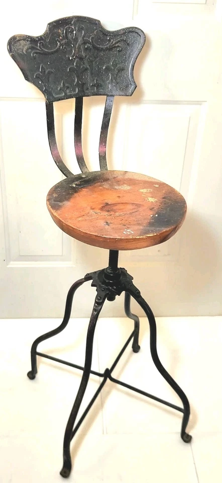 Mesa de dibujo industrial con respaldo fundido victoriano de colección taburete giratorio silla asiento de madera Foto 1 de 4