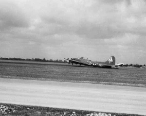 B-17 Flying Fortress Crash Landing after Bomb Run WWII WW2 8x10 Photo 107b - Picture 1 of 2