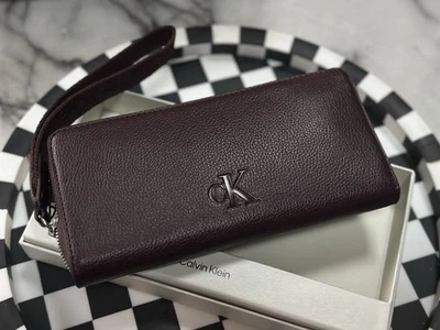 Nueva Cartera Calvin Klein Cuero Borgoña Cremallera Alrededor En Caja De Regalo Foto 1 de 3