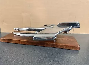 1950-1951 adorno de capucha cromada Nash de colección con base de madera - Imagen 1 de 3