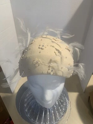 De colección Fieltro Marfil ~ Estrás, Flores y Plumas, Cuentas 'Kurt Jr' por Tom Hann OS Foto 1 de 4