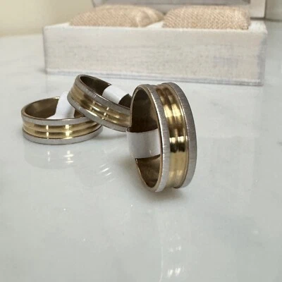 Anillo de boda de dos tonos de acero inoxidable cepillado acanalado para hombre y mujer talla 9,75 Foto 1 de 4