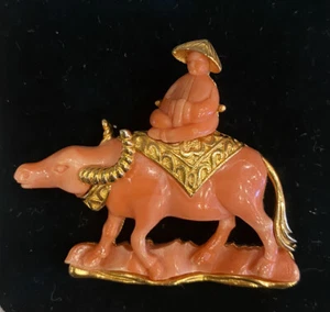 BROCHE DE COLECCIÓN HATTIE CARNEGIE CHAPADO EN ORO PARA HOMBRE EN UN BUEY - Imagen 1 de 4