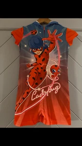 Set pigiama con cappuccio per bambina Miraculous Tales of Ladybug CatNoir - rosso/blu taglia 4-5 - Foto 1 di 4