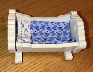 Vintage LUNDBY Baby Puppenwiege mit blauer Decke. - Bild 1 von 6