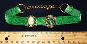 Avon grün Samt Halsband Halskette mit 2 Anhängern (siehe Fotos) veränderbar 12", EUC - Bild 1 von 9