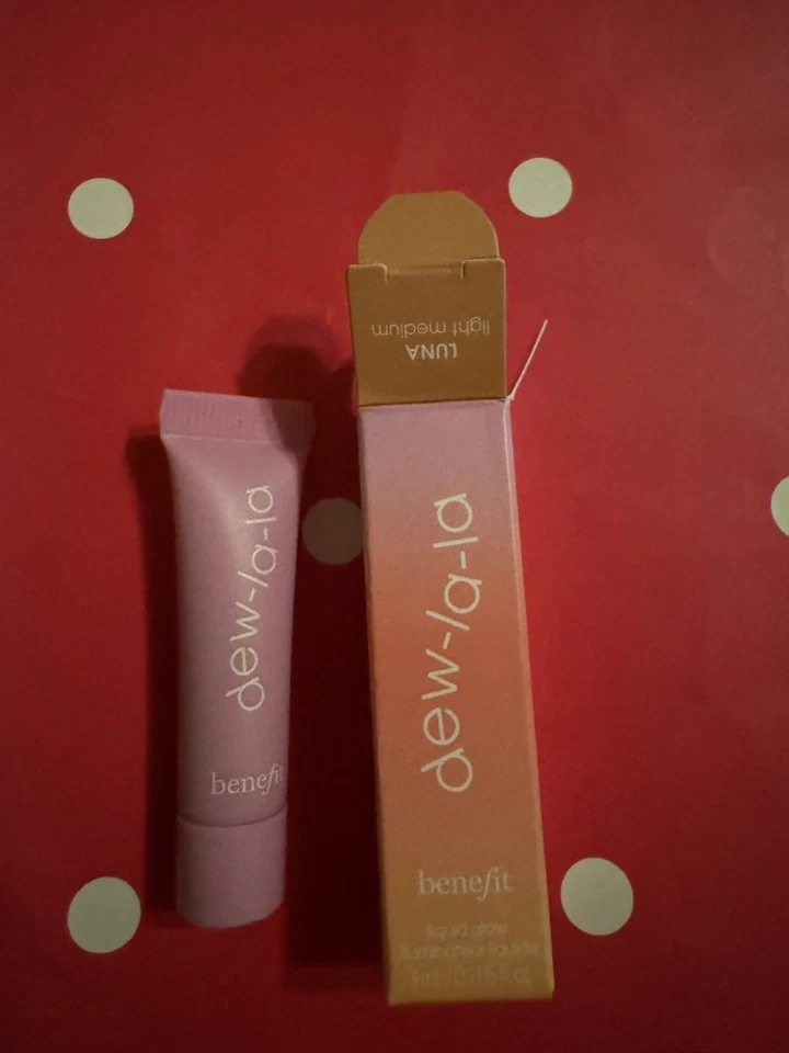 Iluminador Liquid Glow Benefit Dew-La-La en Luna Light medio nuevo en caja mini Foto 1 de 1