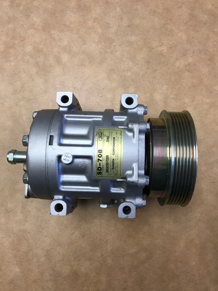 Compresor de aire acondicionado. Se adapta a Ford Escort/Mercury Tracer 1991-94 con aire instalado de distribuidor Foto 1 de 4