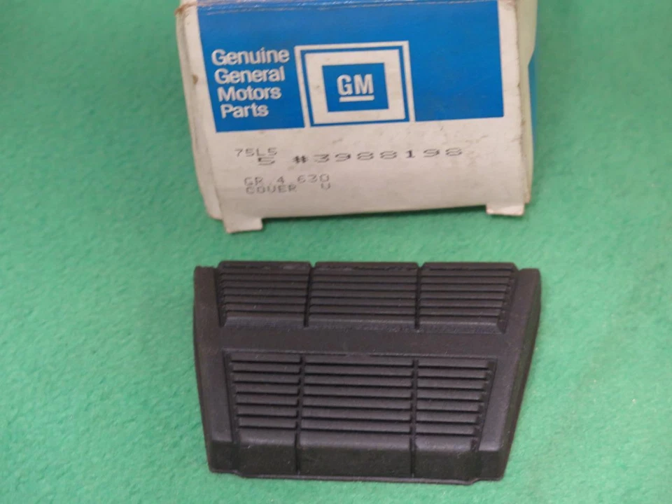 3988198 GENUINE GM CLUTCH & BRAKE PEDAL PAD COVER RUBBER 73-88 CHEVROLET GMC - Изображение 1 из 1