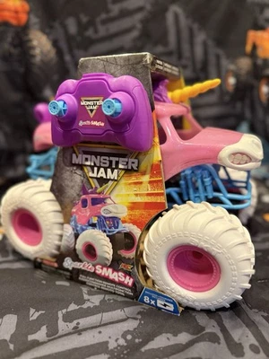Vehículo de control remoto oficial Monster Jam escala 1:15 Sparkle Smash RC  Foto 1 de 3