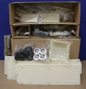 Testors 1:28 Big Rig Reefer Trailer Kit Undecorated Assembles w Screws MIB - Picture 1 of 3