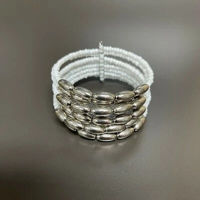 Pulsera de moda para mujer con cuentas blancas semilla tono plateado nueva sin etiquetas  Foto 1 de 3