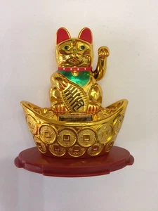 FENG SHUI SOLAR POWER MANEKI NEKO LUCKY MONEY KATZE WINKENDER ARM HAND AUF BARREN - Bild 1 von 2