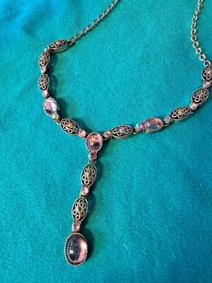Collar lariat vintage AVON Y piedras iridiscentes moradas 16-19,5" tono plateado Foto 1 de 4