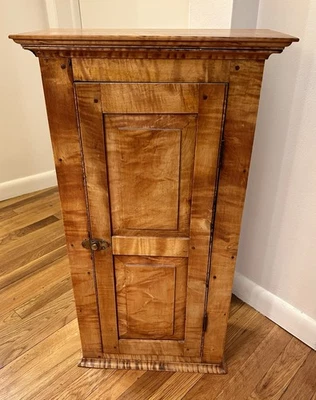 Precioso armario de pared de una puerta de arce tigre rizado raro antiguo de 1800 Foto 1 de 4