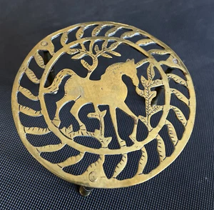 🌸 Soporte de hervidor de plantas trivet de latón macizo vintage para caballo junto al fuego. - Imagen 1 de 5
