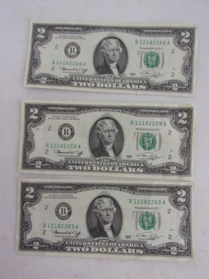 Lot of 2 US $2.00 Bills, 1976 Series B, 2 are Consecutive Numbers, Money - Image 1 of 4