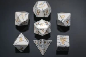 NUOVO SET DI 7 DADI POLIEDRICI WYRMWOOD KICKSTARTER GEMMA - BIANCO HOWLITE - Foto 1 di 1