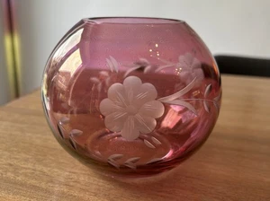 Vintage Bohemian Cranberry Flashed Glass Posy Vase Engraved Iridescent 10.5cm - Picture 1 of 7