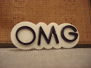 TEN79LA BOUTIQUE DESIGNER OMG WEISS SCHWARZ KUNSTSTOFF ANSTECKNADEL BROSCHE - NEU - Bild 1 von 1