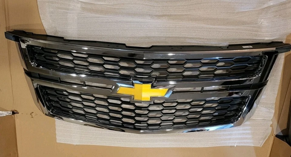 Conjunto de parrilla delantera GM OEM 15-20 Chevrolet Suburban Tahoe con pajarita 84724083 Foto 1 de 2