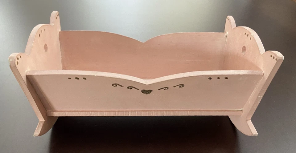 CULLA IN LEGNO PER CASA DELLE BAMBOLE  ROSA 23X14X11 cm - Immagine 1 di 4