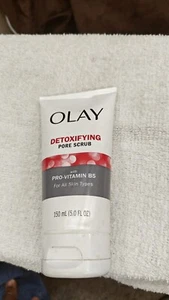 Olay Detoxifying Pore Scrub W/Pro-Vitamin B5 FOR ALL SKIN TYPES - Picture 1 of 2