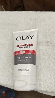 Olay Detoxifying Pore Scrub W/Pro-Vitamin B5 FOR ALL SKIN TYPES - Image 1 of 2