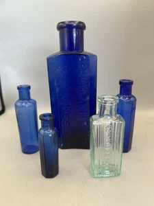FIVE NICE GENUINE DUMP DUG VICTORIAN/EDWARDIAN POISON CHEMIST BOTTLE VARIANTS P6 - Foto 1 di 7