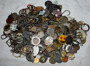 185L. 2 PFUND LOSE SCHMUCKSTÜCKE, RING, OHRRING, KNÖPFE, PINS, KUNSTEDELSTEINE, SELTSAME - Bild 1 von 3