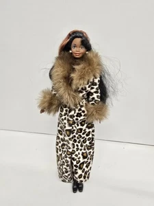 Schöne Barbie Puppe im Leopardenmuster Gewand oder Kleid mit Stiefeln leicht gebraucht - Bild 1 von 7