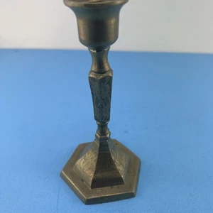 SOPORTE CANDELABRO GRABADO LATÓN MACIZO ORNAMENTADO VINTAGE - Imagen 1 de 9