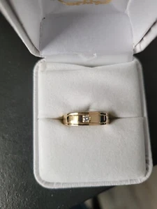 10kt yellow gold wedding band with diamond - Picture 1 of 3