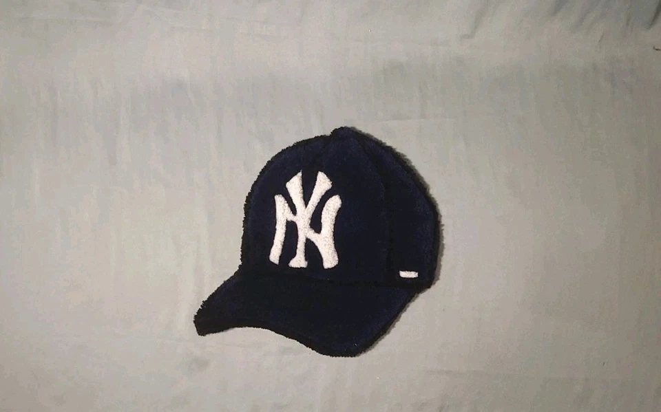 Alfombra sombrero hecha a mano de los Yankees de Nueva York 14x16 en alfombra inspirada en los Yankees de Nueva York Foto 1 de 4