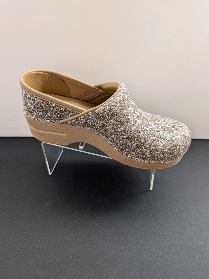 Zueco sin cordones profesional con brillo DANSKO en champán talla 37 Foto 1 de 4