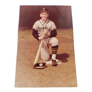 Vintage 60er Little League Baseball Spieler Foto 5x7 Sepia Piraten kniende Basis Schläger - Bild 1 von 3