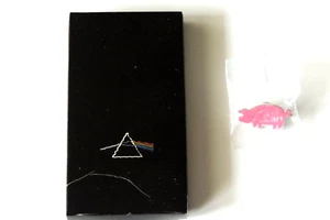 Roger Waters Original DSOTM Tour doppelseitiger Schlüsselanhänger und In The Flesh Tour Pin - Bild 1 von 6