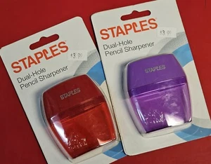 Nuovo! Staples temperamatite manuale, confezione da 2, 1x colore rosso 1x colore viola - Foto 1 di 4