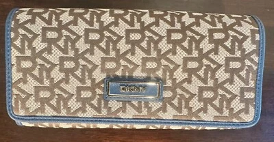 Cartera DKNY Marrón/Tostado/Azul Donna Karen Usada en Excelente Condición Bolso sin asas Plegable Cierre a Presión Foto 1 de 4