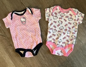 HELLO KITTY Chevron 2PC LOT/SET ONE PIECE/BODYSUIT PINK 6-9 MONTHS - Imagen 1 de 6