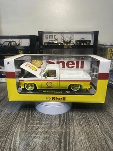 M2 1973 Chevrolet Cheyenne 10 Shell Square Body Truck Chase 1 of 750 1:24 - Picture 1 of 4