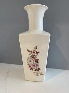 Jarrón de crema de porcelana de 10,25"" de alta colección Betty & Del's con rosas, base grabada en excelente estado - Imagen 1 de 8