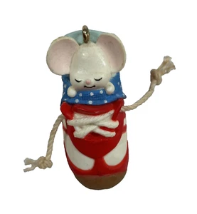 De colección 1983 Mouse Dormir en Rojo Zapatillas Zapato Sello Adorno en Miniatura - Imagen 1 de 6