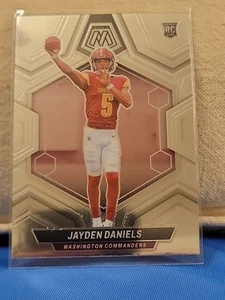 Mosaico Panini 2024 - Novatos Jayden Daniels #302 (RC) - Imagen 1 de 2