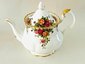Tetera Royal Albert Old Country Roses: forma Montrose de 6 tazas, borde dorado - Imagen 1 de 6