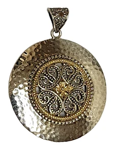 Ciondolo disco Milo argento sterling 925 lavoro aperto centrale 14 carati accenti vermeil 2" - Foto 1 di 4