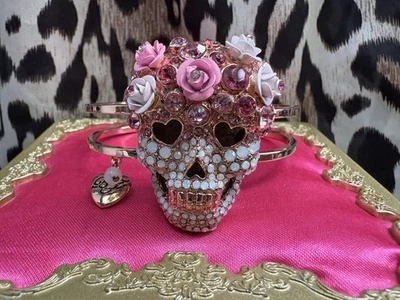 Brazalete Brazalete Betsey Johnson Calaveras y Rosas Oro Rosa Calavera Bisagras RARO Foto 1 de 4